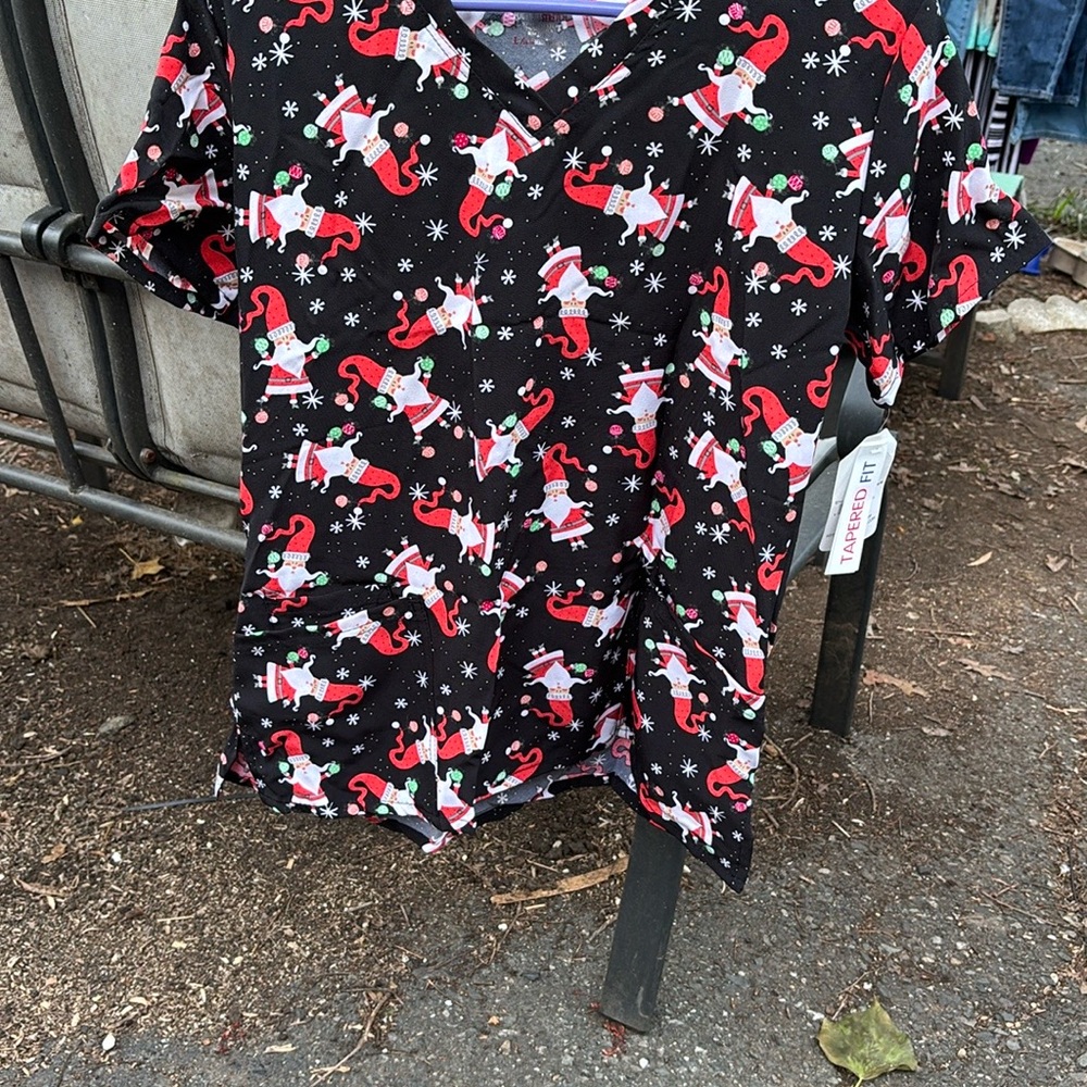 NWT Scrubaid Tapered Fit 4-Way Stretch Festive Santa Print Black V-Neck Shirt L